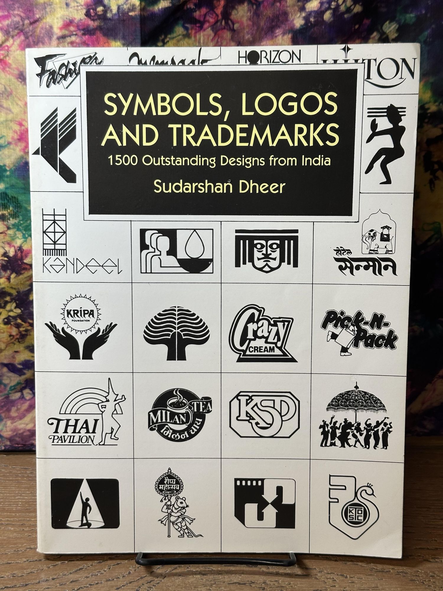 Dover Script Logos Symbols, Logos and Trademarks: 1,500 Outstanding Designs from India ...