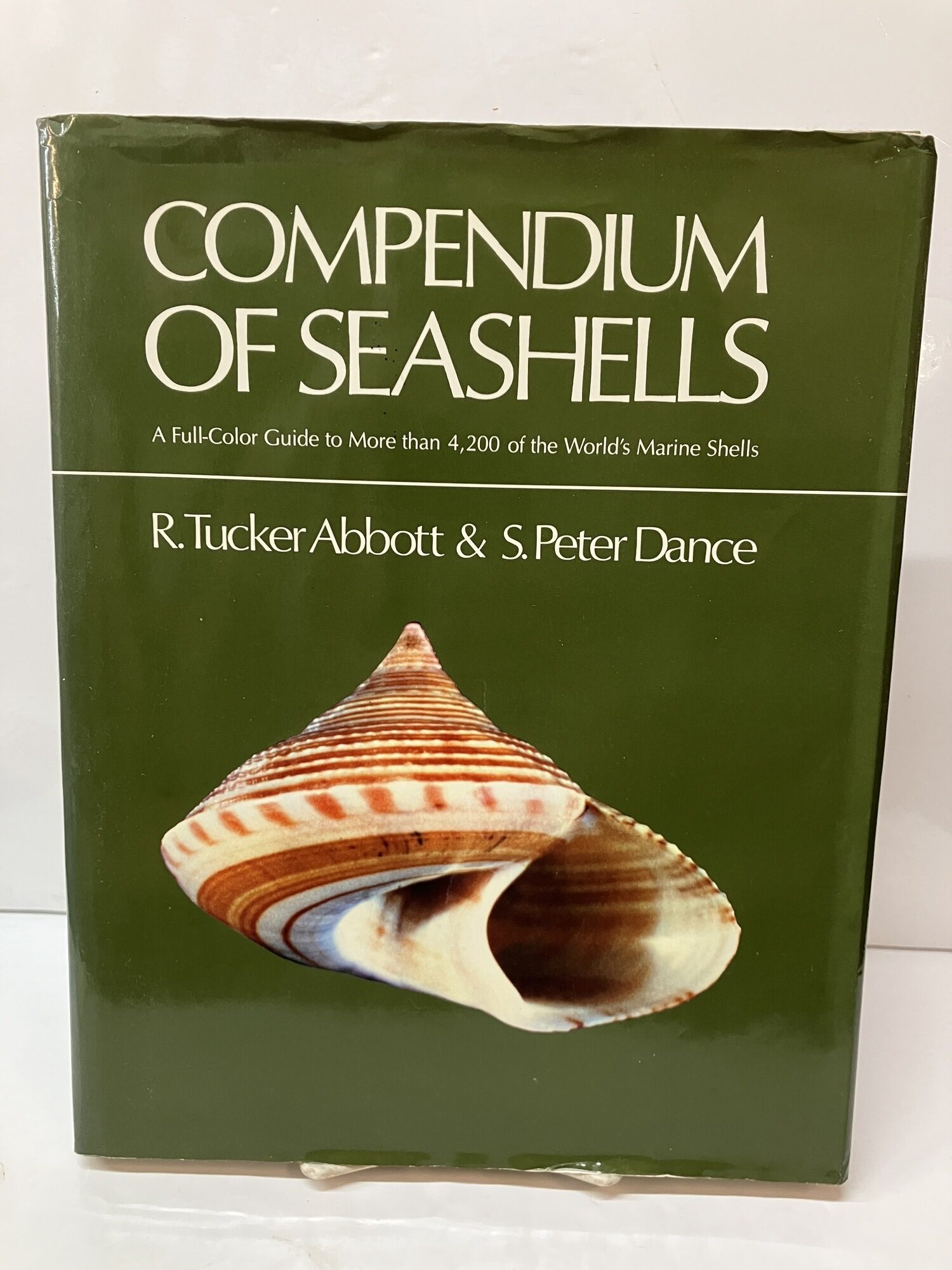 Compendium of Seashells: A Full-Color Guide to More than 4,200 of the ...