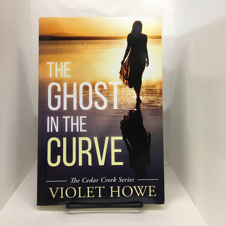 Item #74583 The Ghost in the Curve: A Small Town Romantic Paranormal Mystery. Violet Howe.