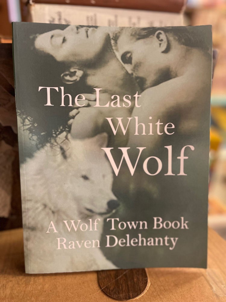 Item #82813 The Last White Wolf. Raven Delehanty.